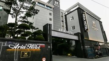 Un hotel moderno con un llamativo letrero que dice 'ARIA HOTEL'.