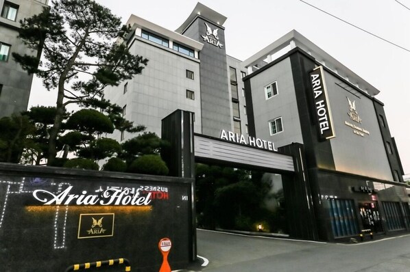 Un hotel moderno con un llamativo letrero que dice 'ARIA HOTEL'.