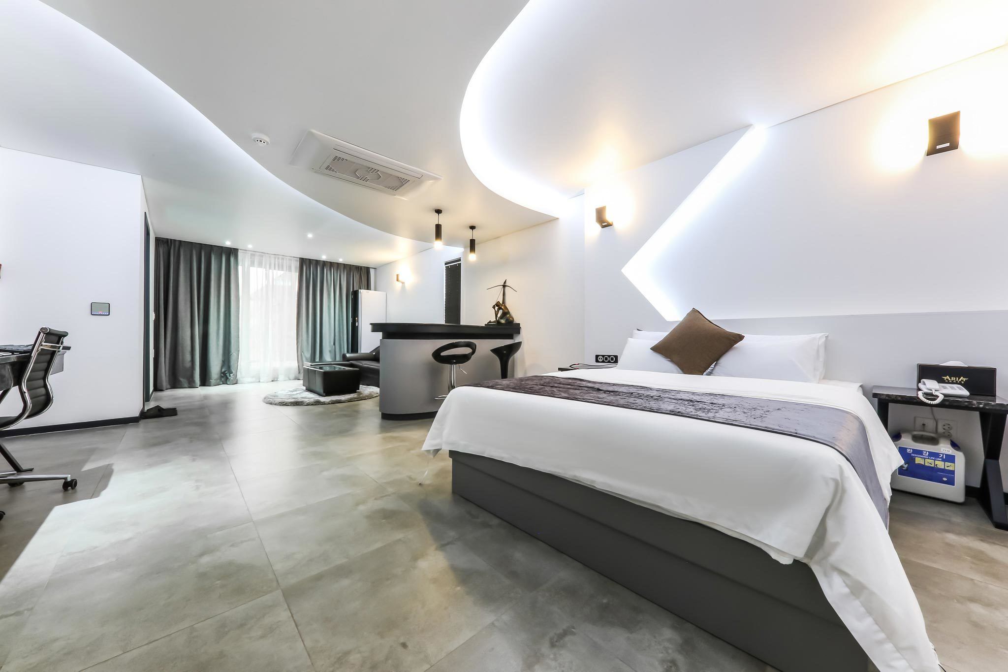 garden room | premium bedding, down duvets, desk, soundproofing