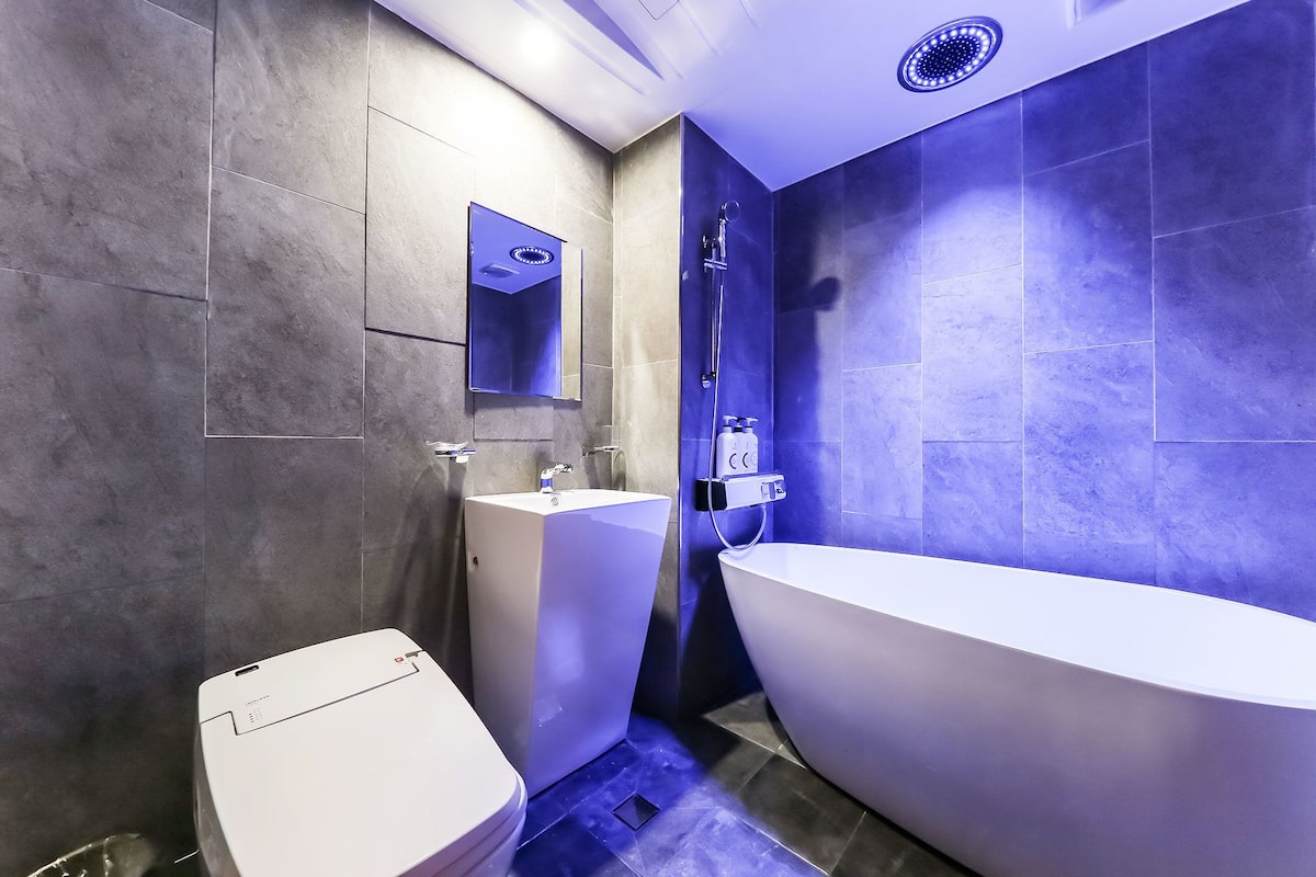 Eenvoudige eenpersoonskamer | Badkamer | Een aparte badkuip en douche, een diep bad, gratis toiletartikelen