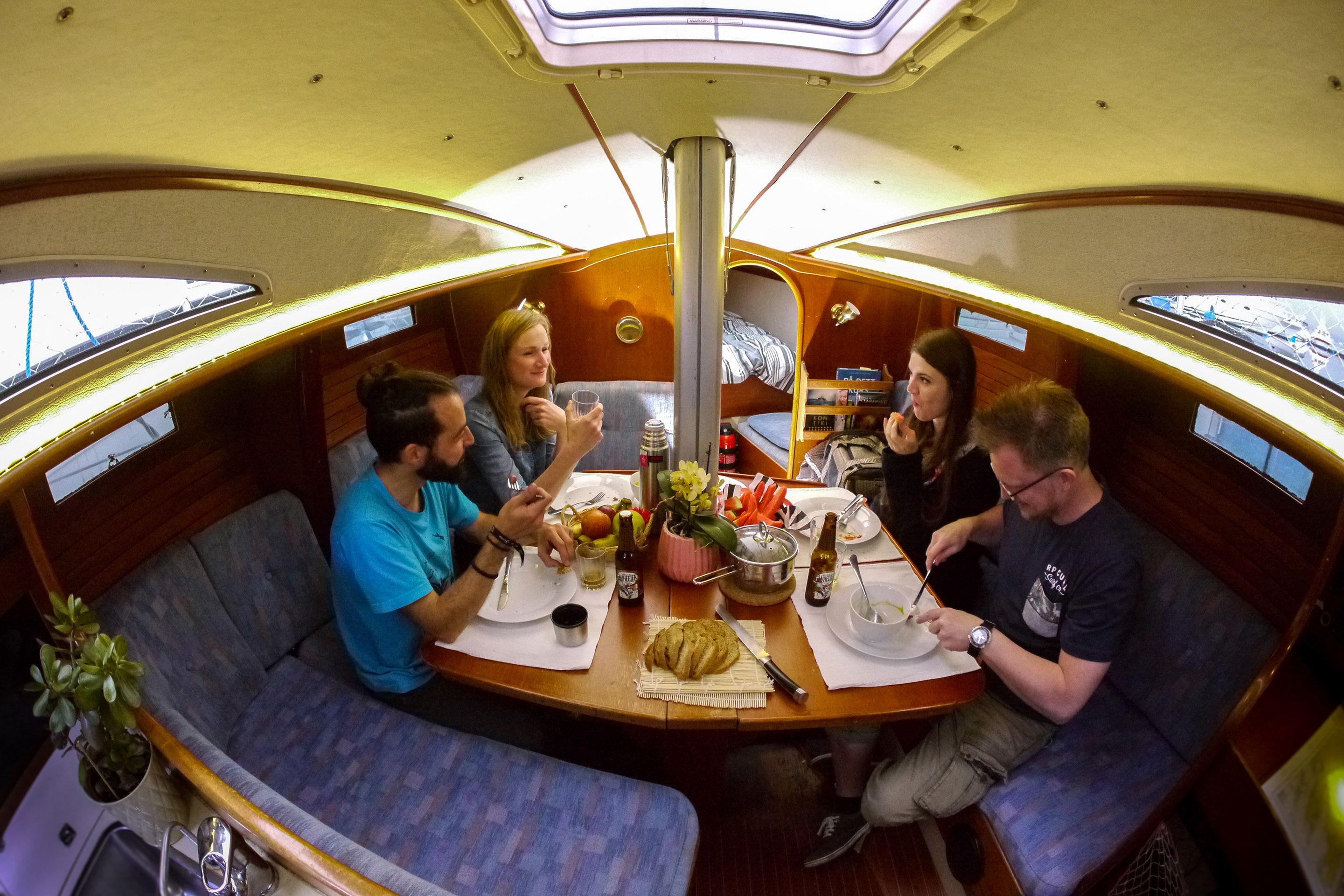 Trailer (Boat) | Opções para refeição no quarto