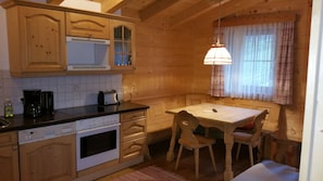 Grand réfrigérateur, micro-ondes, plaque de cuisson, lave-vaisselle