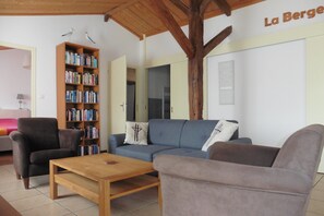 Family Cottage, 2 Bedrooms | Living area | Flat-screen TV - Au Passage du Gois (Beauvoir-sur-Mer)