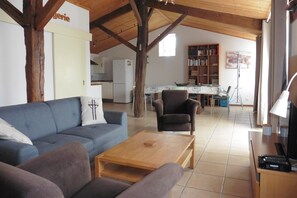 Family Cottage, 2 Bedrooms | Living area | Flat-screen TV - Au Passage du Gois (Beauvoir-sur-Mer)