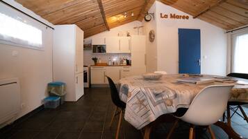 Comfort Studio | Private kitchen | Fridge, microwave, oven, coffee/tea maker