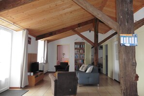 Family Cottage, 2 Bedrooms | Living area | Flat-screen TV - Au Passage du Gois (Beauvoir-sur-Mer)