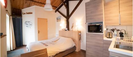 Standard Double Room | Desk, free WiFi