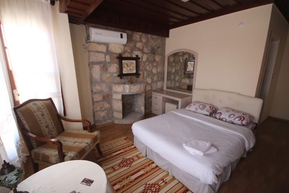 Standard Double Room | Desk, iron/ironing board, free WiFi