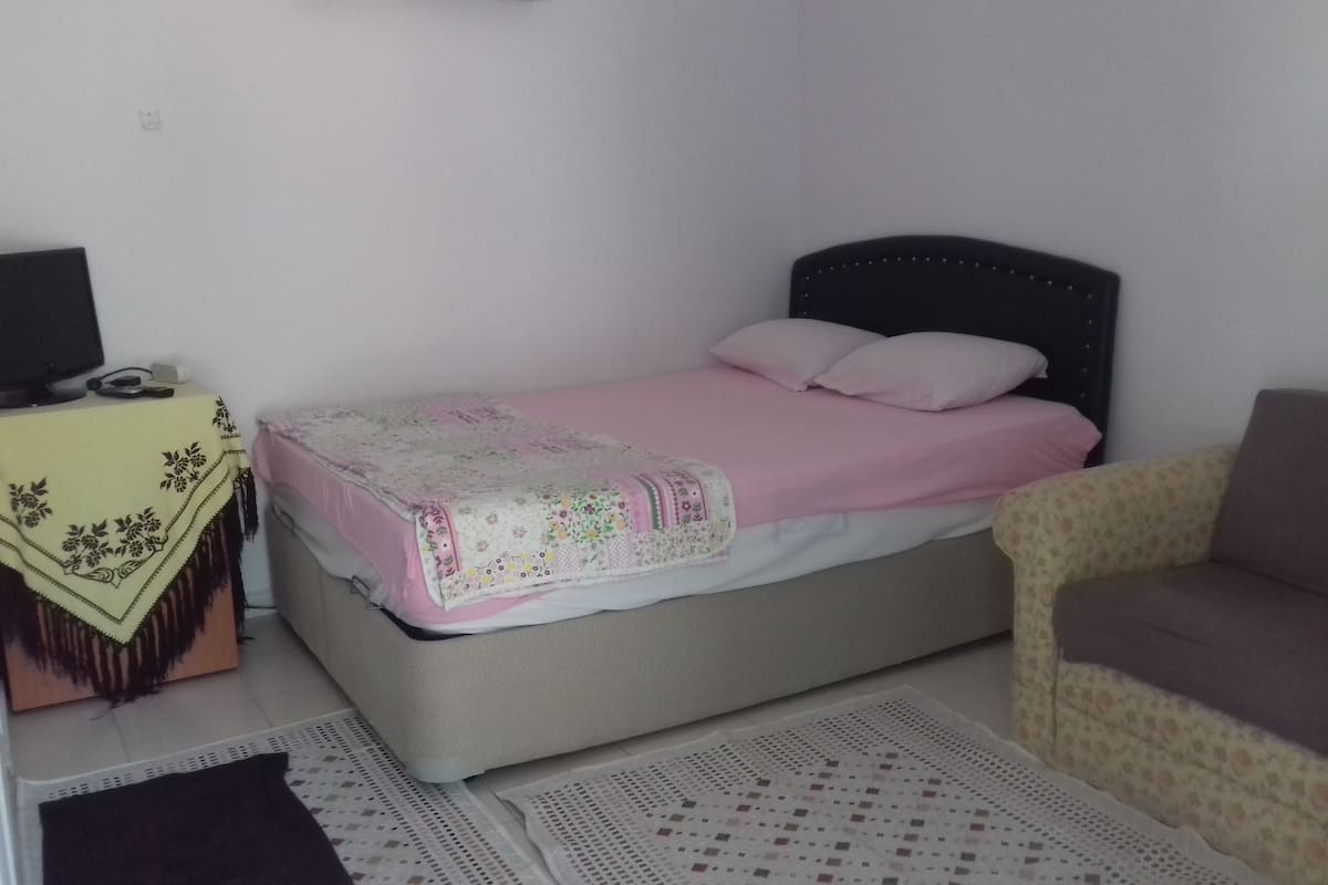 Quarto standard | Escrivaninha, ferros/tábuas de passar roupa, camas extras/dobráveis