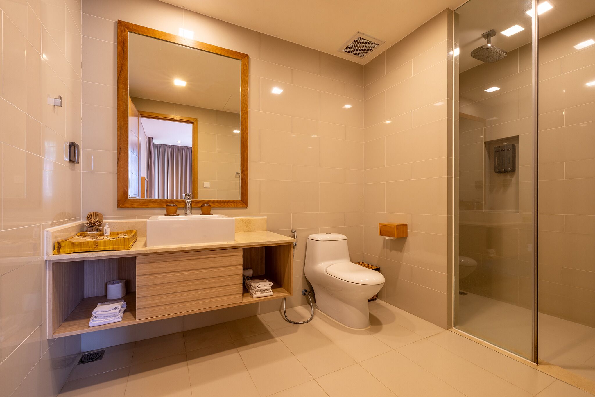 senior apartment | bathroom | hydromassage showerhead, free toiletries, hair dryer, slippers