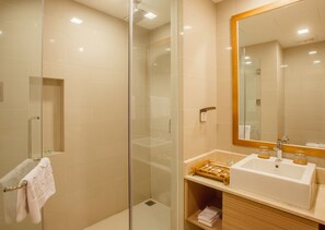 Hydromassagedusche, kostenlose Toilettenartikel, Haartrockner