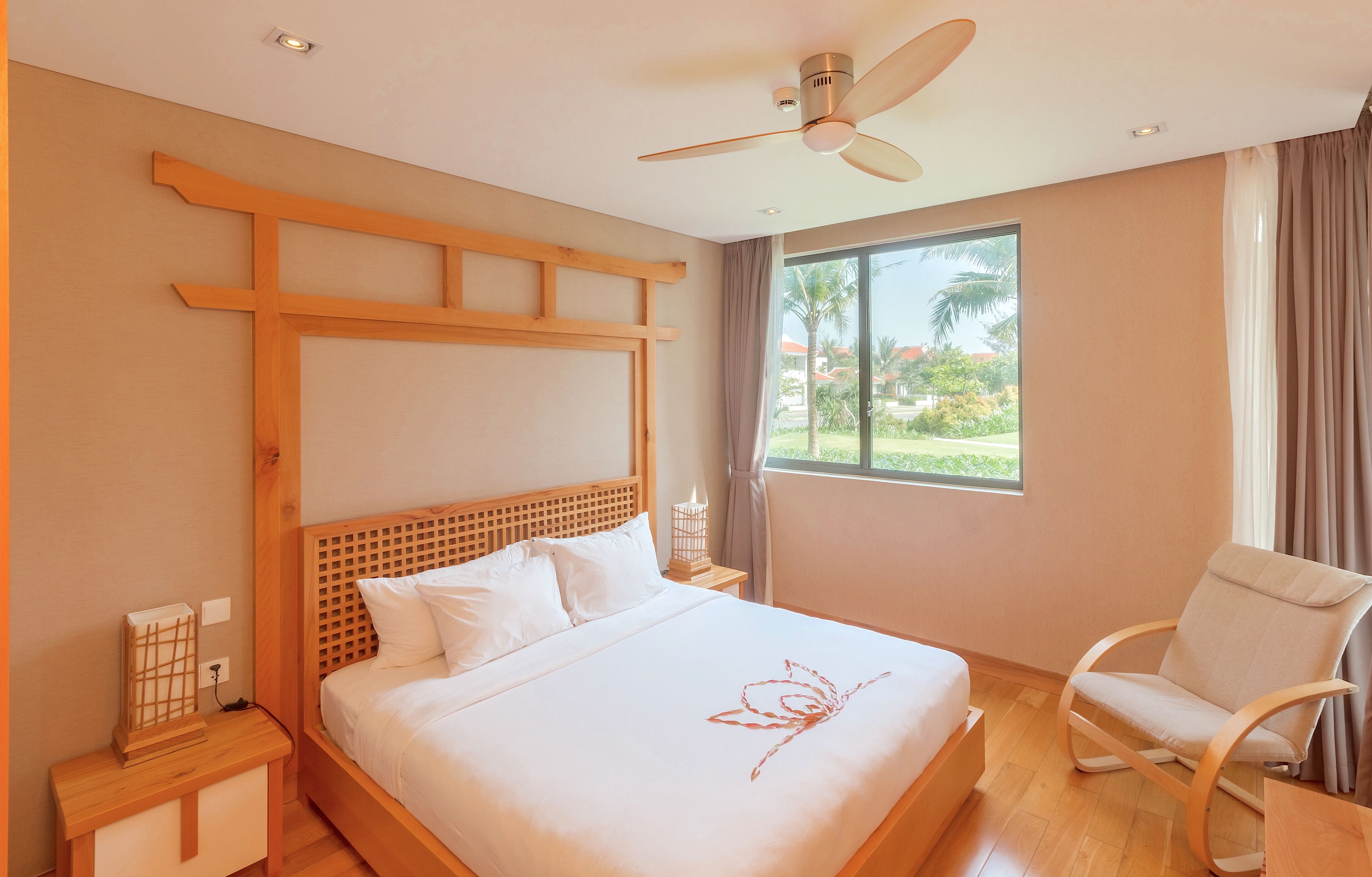 Minibar, caja de seguridad en la habitación y escritorio 