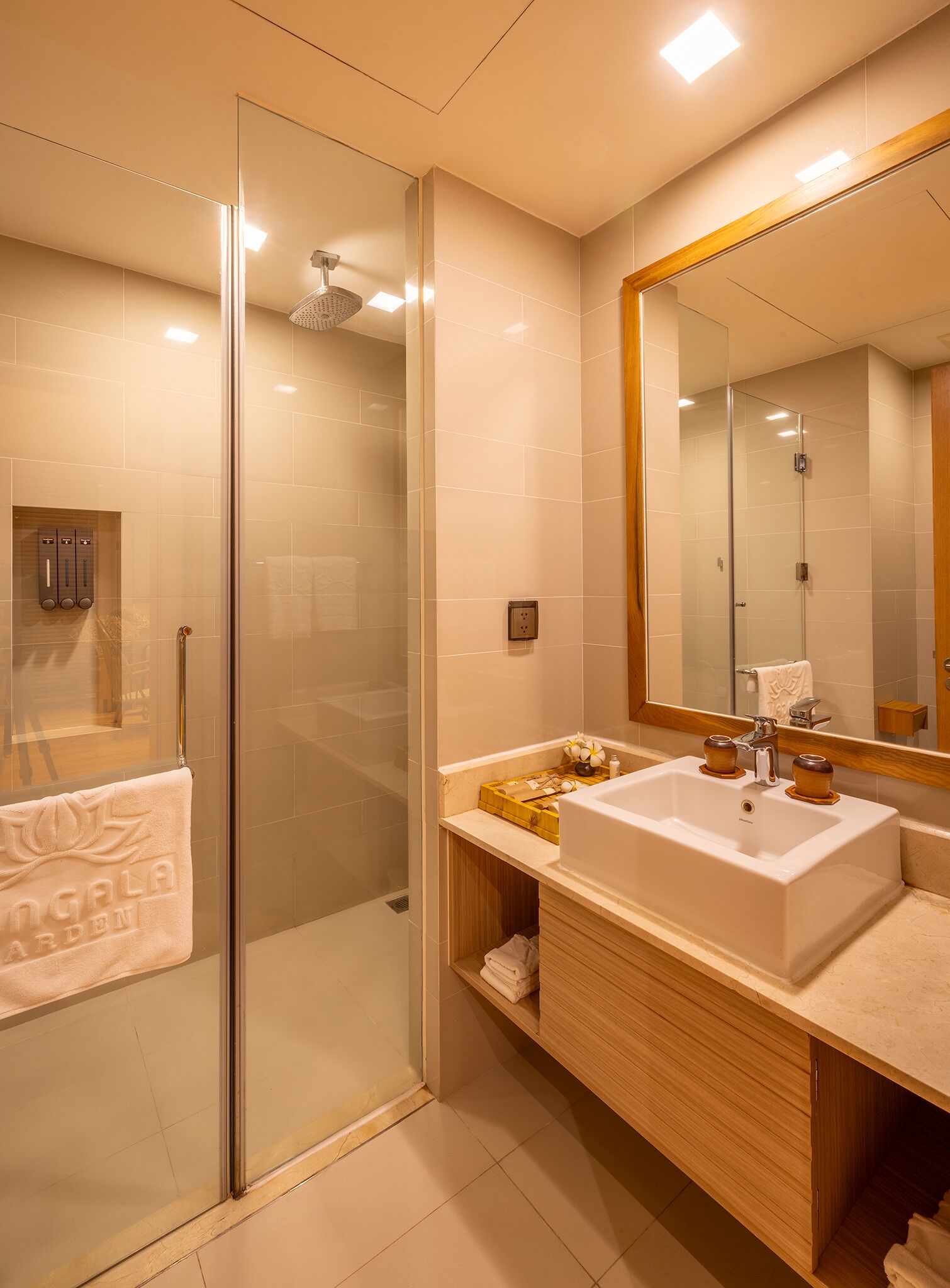 hydromassage showerhead, free toiletries, hair dryer, slippers