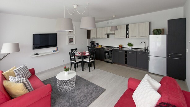 A modern apartment with a living room, dining area, and kitchen. - Fresh Apart Grunwaldzka (Bydgoszcz)