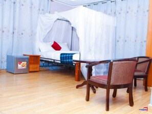 Literie de qualité supérieure, bureau, fer et planche à repasser