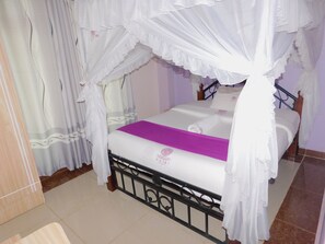 Quarto solteiro luxo | Roupas de cama premium, escrivaninha, ferros/tábuas de passar roupa