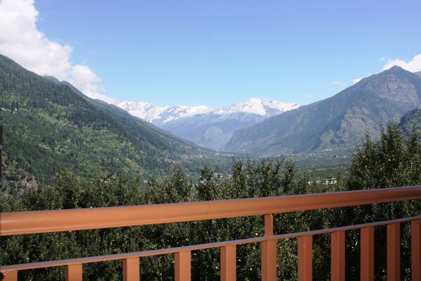 View from property - Sarthak B&B (Manali)