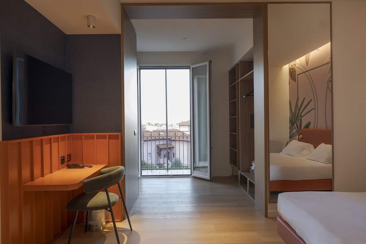 studio suite, 1 king bed, kitchenette, courtyard area | 1 bedroom, down duvets, memory-foam beds, desk