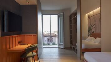 Suite Studio, 1 très grand lit, coin cuisine, côté cour intérieure