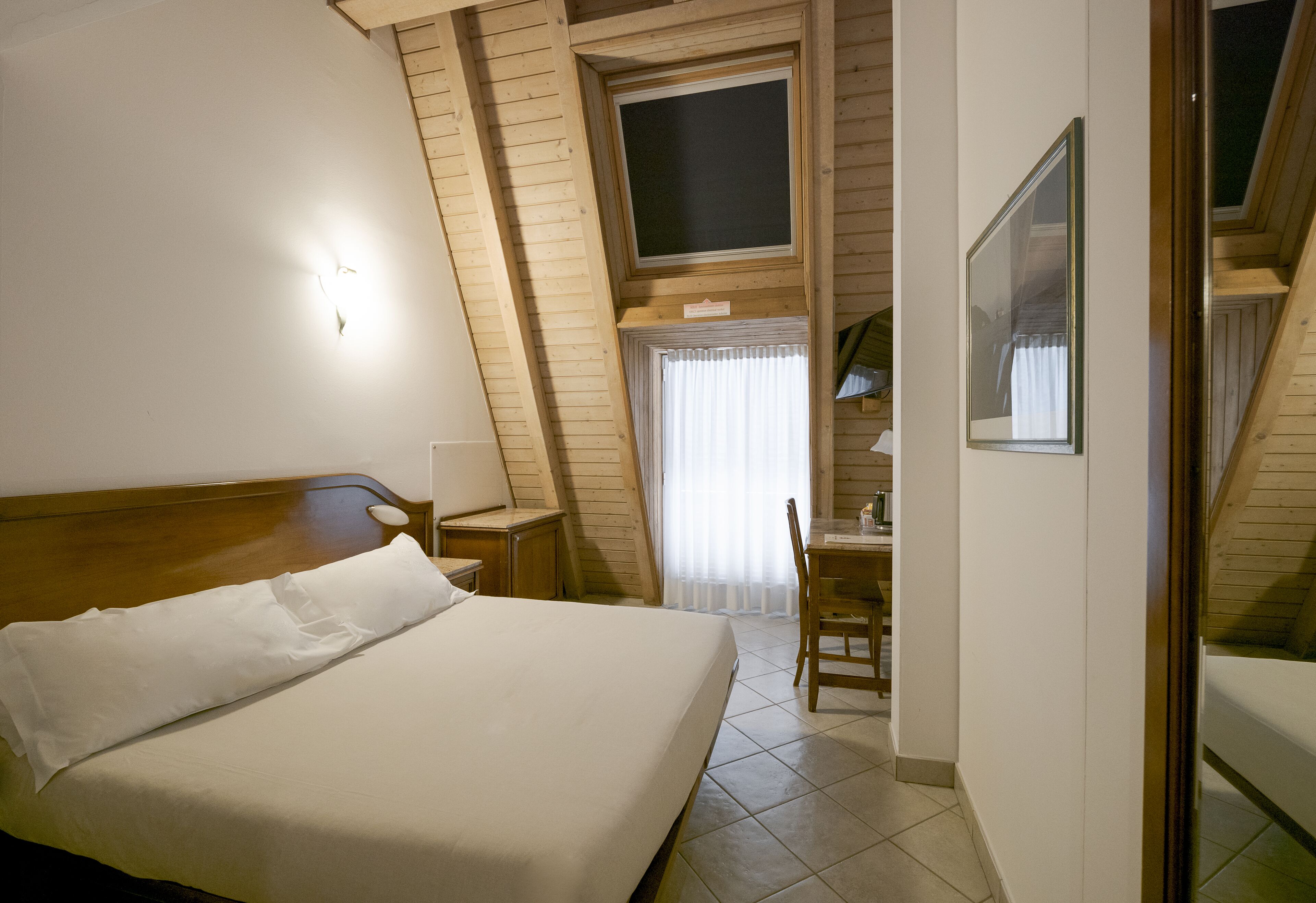 Une chambre à coucher avec un lit, un bureau et une chaise.