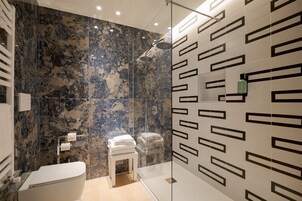 Studio Suite, 1 King Bed, Kitchenette, Courtyard Area | Bathroom | Shower, rainfall showerhead, designer toiletries, hair dryer