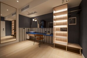 Suite estudio, 1 cama King size, cocineta, en el área del patio | Edredón, camas con efecto memoria y escritorio