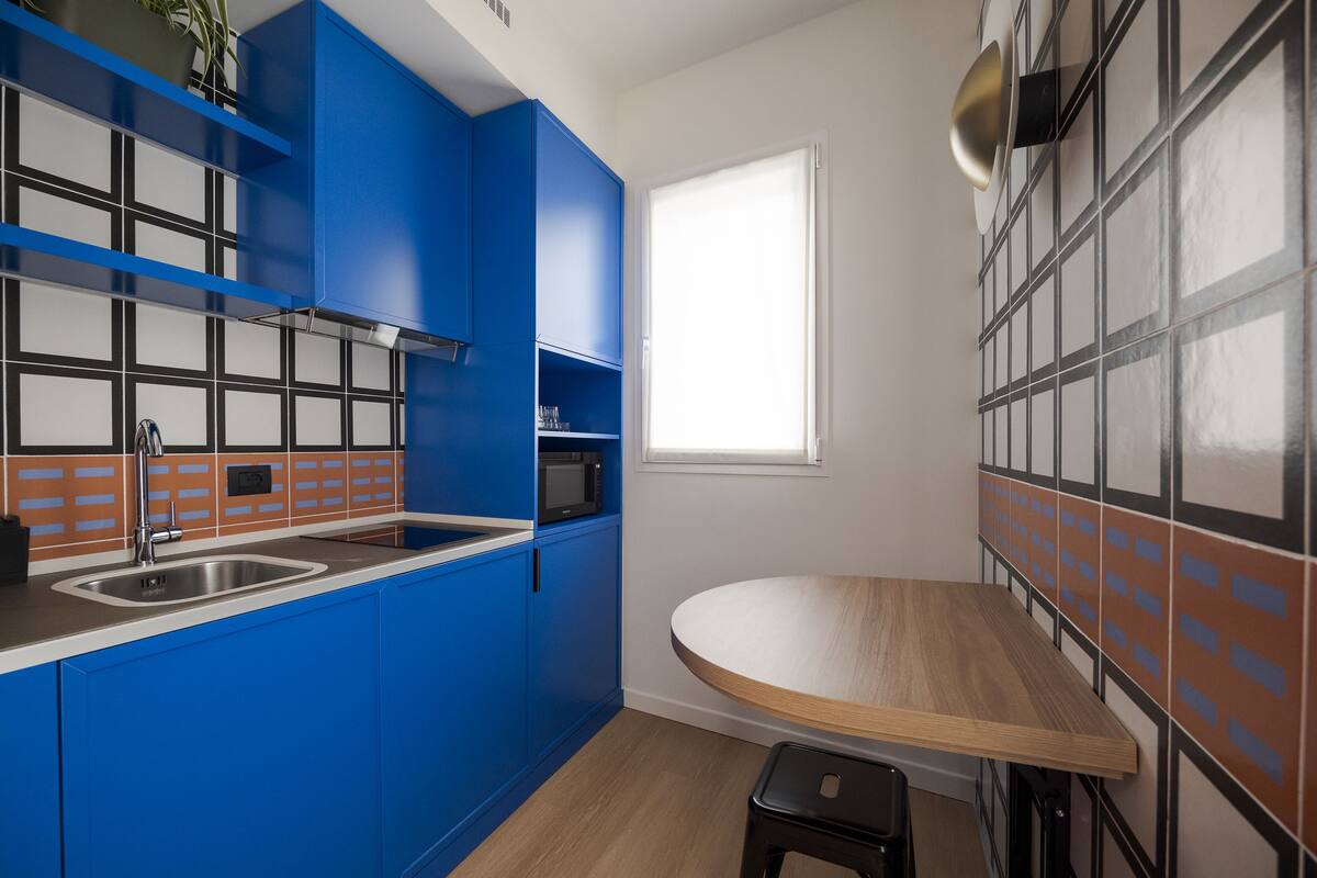 studio suite, 1 king bed, kitchenette, courtyard area | private kitchen