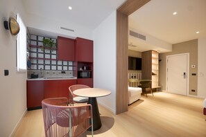 Familiesuite, 1 kingsize-seng, tekjøkken, gårdsplassområde | Oppholdsområde | En 55-tommers LED-TV med Parabol-TV