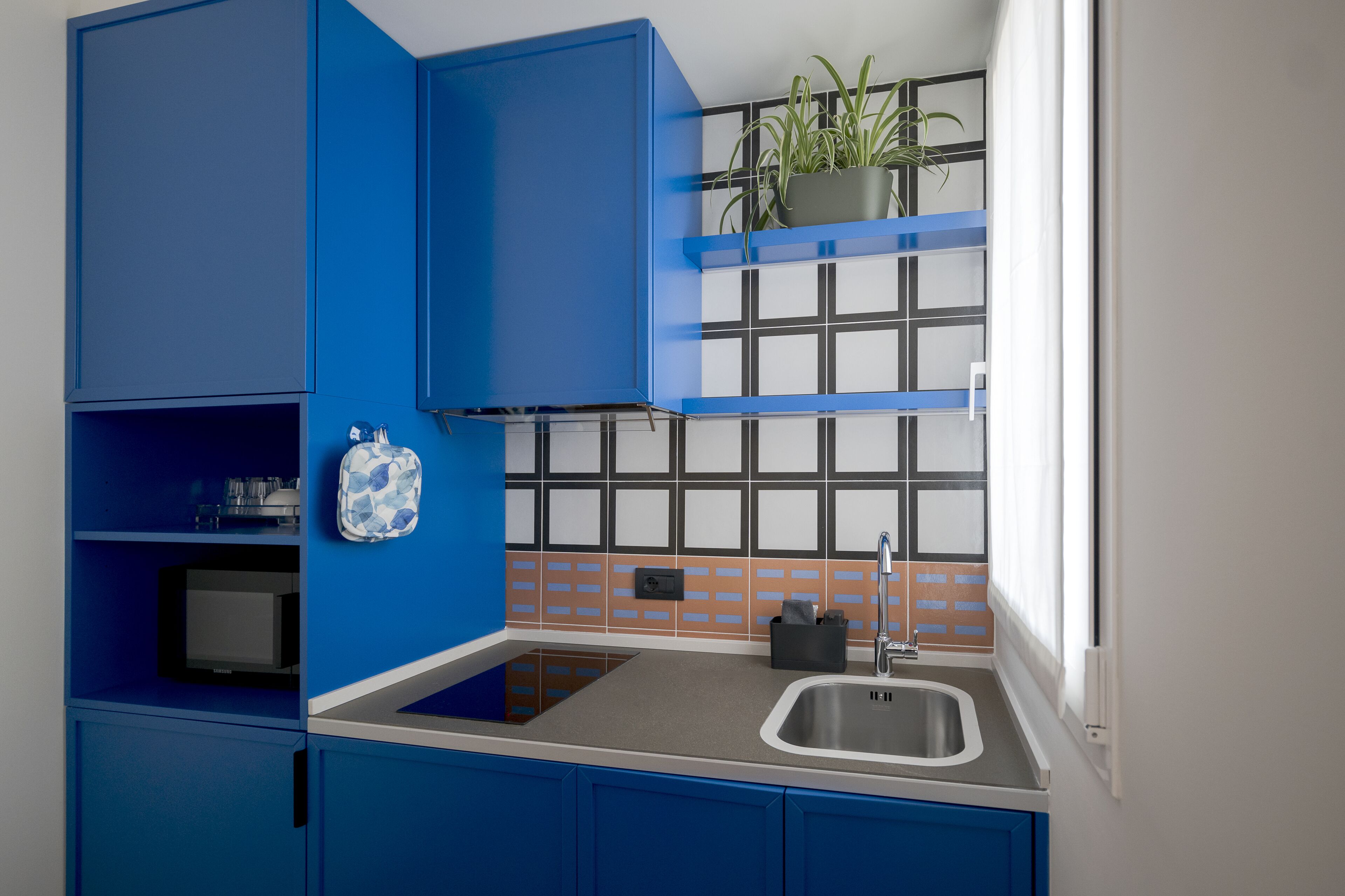 studio suite, 1 king bed, kitchenette, courtyard area | private kitchen