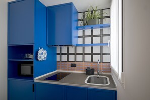 Studiosuite, 1 King-Bett, Kochnische, zum Innenhof hin | Eigene Küche