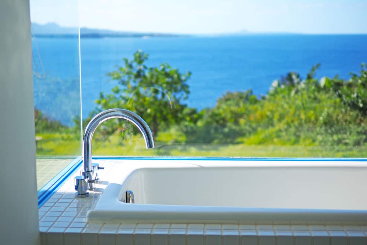 ocean front superior twin (west) | bathroom sink