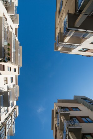 A modern multi-story building with balconies, large windows, and a clear blue sky. - Fresh Apart Marina (Bydgoszcz)