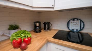 Fridge, microwave, stovetop, coffee/tea maker