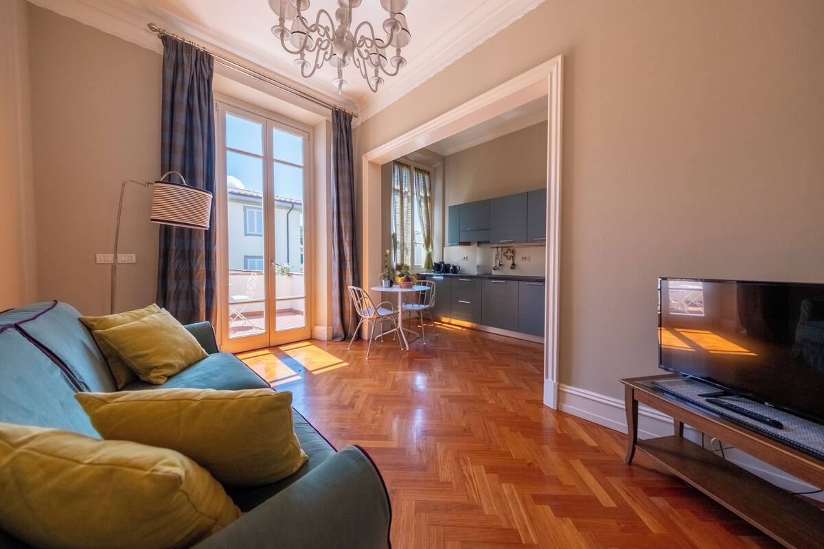 Apartemen Deluks, 1 Tempat Tidur King dengan tempat tidur Sofa, teras | Area keluarga | TV layar datar