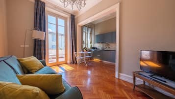 Apartamento luxo, 1 cama King e sofá-cama, terraço | Área de estar | TV de tela plana
