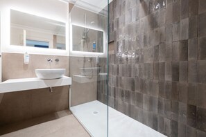 Classic Apartment | Bathroom | Free toiletries, hair dryer, bidet, towels - Serristori Palace Residence (Florence)