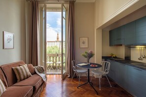 Deluxe Apartment, 1 King Bed with Sofa bed | Living area | Flat-screen TV - Serristori Palace Residence (Florence)