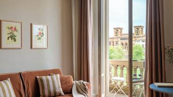 LÀgenhet Deluxe - 1 kingsize-sÀng med bÀddsoffa | Vardagsrum | Platt-tv