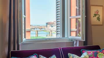 Superior appartement | Woonkamer | Een flatscreentelevisie