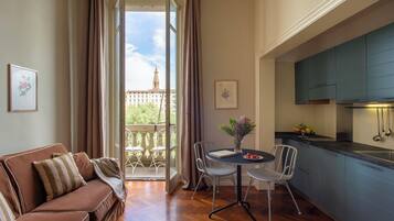 Deluxe Apartment, 1 King Bed with Sofa bed | Living area