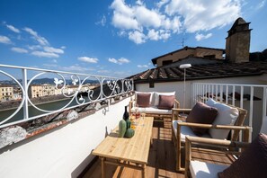 Deluxe Penthouse, 3 Bedrooms, 2 Bathrooms | Terrace/patio - Serristori Palace Residence (Florence)
