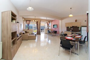 Departamento, 2 habitaciones, vista al mar | Área de sala de estar | Televisión de pantalla plana 