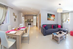House, 1 Bedroom | In-room dining - Memories (Kefalonia)