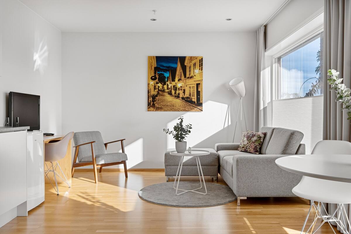 Comfort Apartment | Premium bedding, desk, soundproofing, iron/ironing board