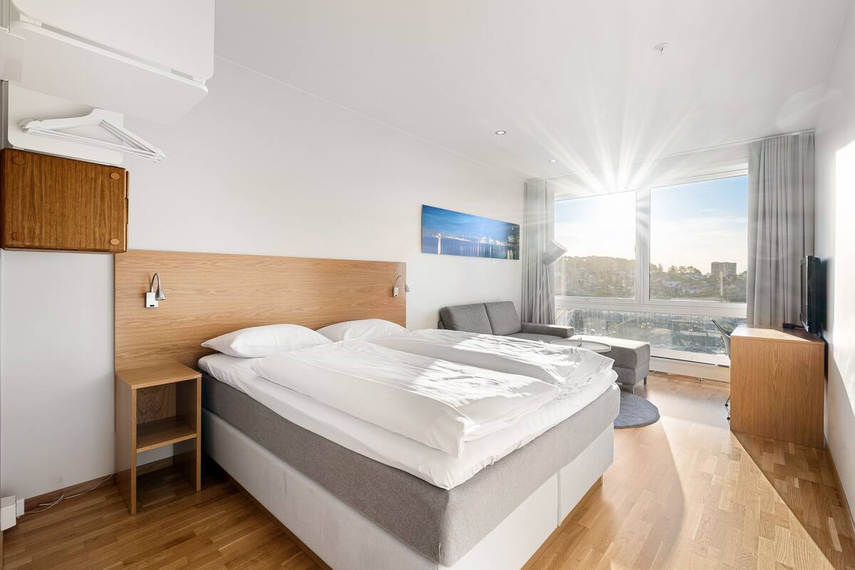 Comfort Studio, 1 Queen Bed, Marina View | Premium bedding, desk, soundproofing, iron/ironing board
