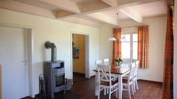 Cottage, 3 phòng ngủ, hiên, quang cảnh vườn | Khu vực ăn uống tại phòng