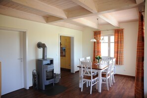 Ferienhaus, 3 Schlafzimmer, Terrasse, Gartenblick | Essbereich im Zimmer