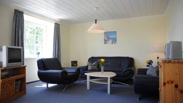 Apartemen, 2 kamar tidur, pemandangan kebun | Area keluarga | TV layar datar dan meja tenis meja