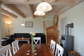 Stuga - 3 sovrum - terrass - utsikt mot trädgården | Vardagsrum | Platt-tv och ett bordtennisbord