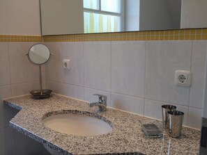 平房, 3 間臥室, 露台, 花園景 | 浴室 | 獨立浴缸及淋浴設備、風筒、提供毛巾